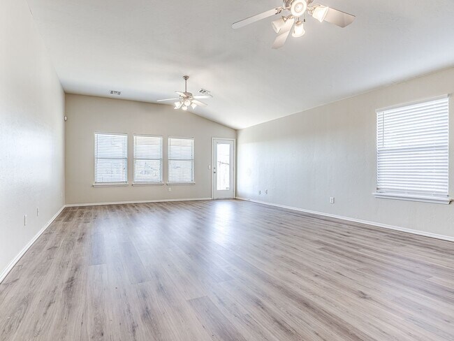 Building Photo - Updated home in Edmond + 3 bed + 2 bath