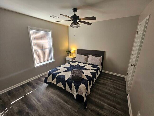 Building Photo - Furnished rental