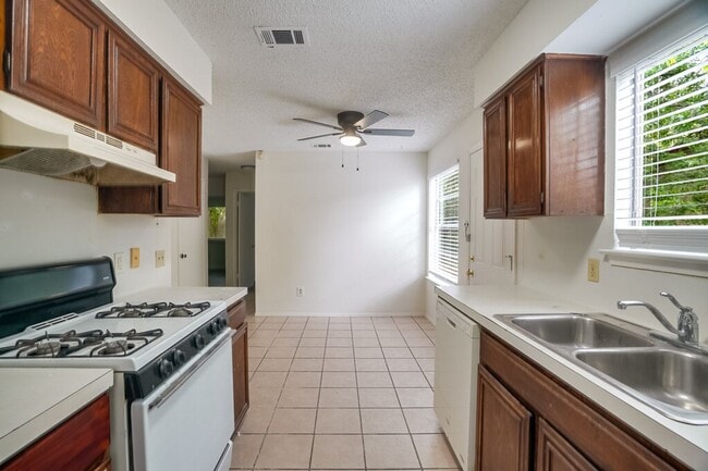 Building Photo - 10310 Little Pebble Dr