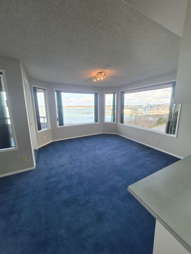 Building Photo - Spacious 2 Bedroom Condo for Rent in the Fairhaven Neighborhood