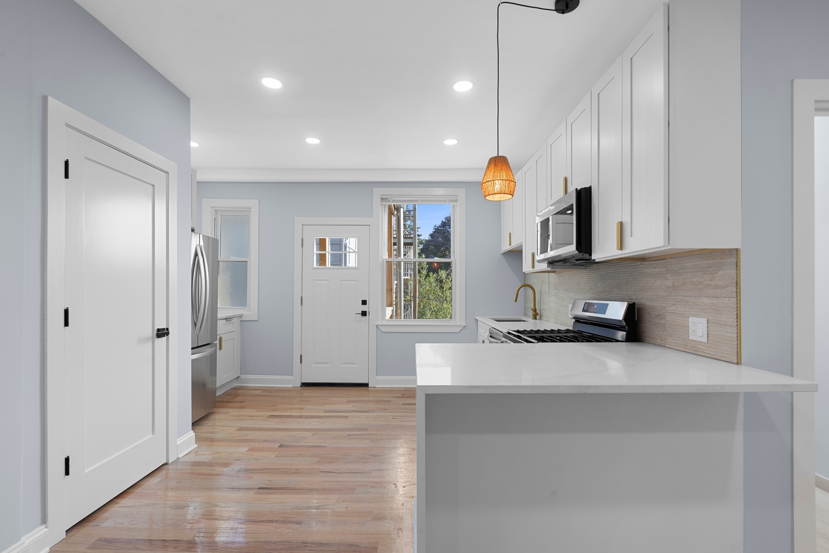 Building Photo - 3805 W Belle Plaine Ave