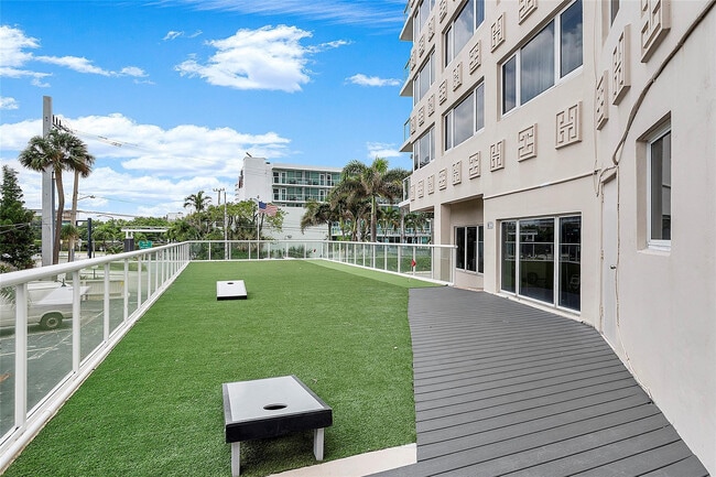 Building Photo - 3000 Holiday Dr