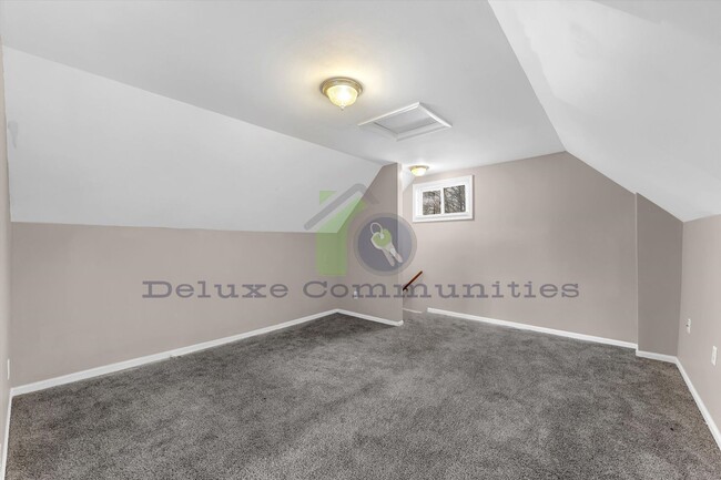 Building Photo - 2 Bed 1 Bath Bonus Room PRICE DROP!