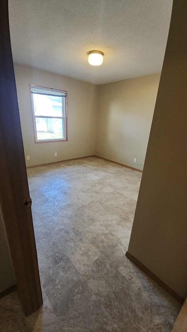 Building Photo - 2 Bedroom, 1 Bathroom with 2 Car Attached Garage - Available April 1st