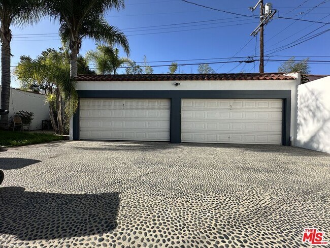 Building Photo - 147 N Orange Dr