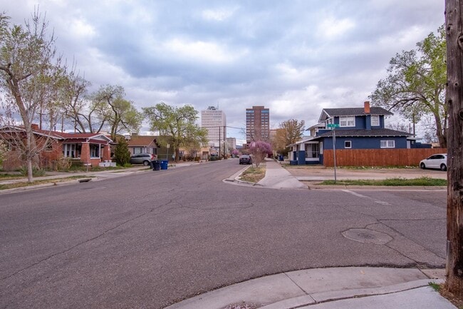 Building Photo - 902 Marquette Ave NW