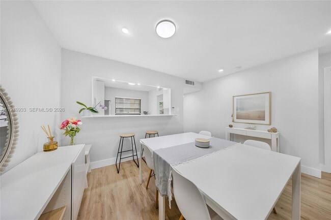 Building Photo - 130 S Cypress Rd