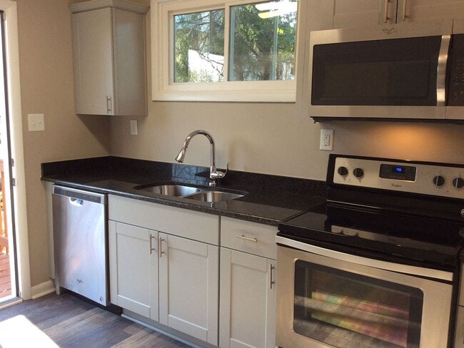 Building Photo - Charming 2Bed/1Bath Triplex in North Raleigh!