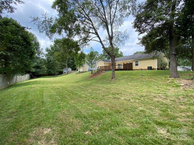 Building Photo - 1025 Thornsby Ln