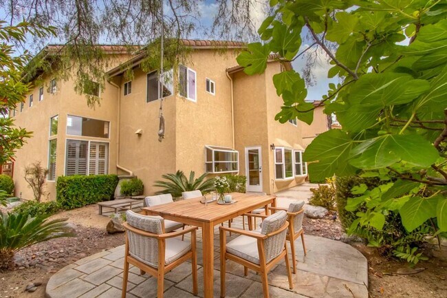 Building Photo - Beautiful + Spacious 4 bedroom/3 bath/3 Ca...