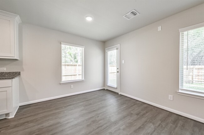 Building Photo - 2 N Circlewood Glen