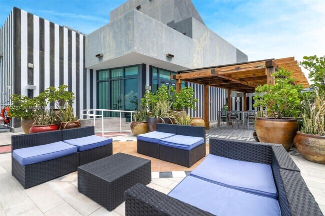 Building Photo - 1300 S Miami Ave