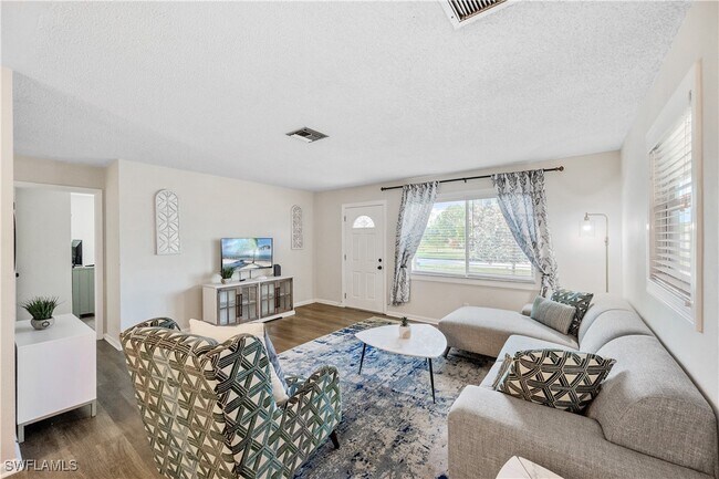 Building Photo - 27610 Roslin Dr