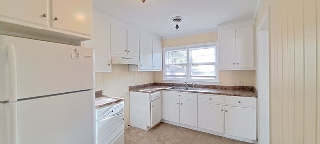 Building Photo - 806 S Best St