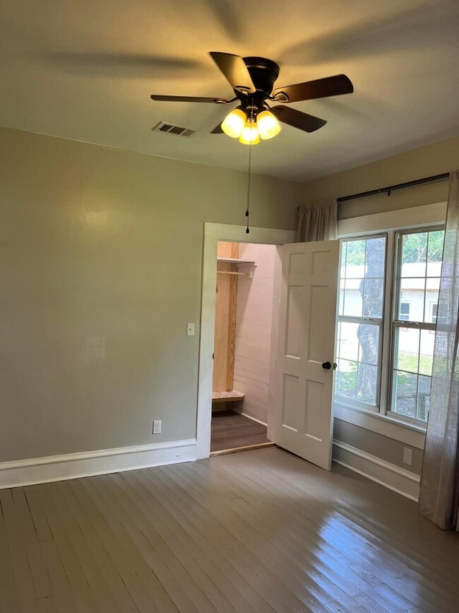 Building Photo - 145 Live Oak Ave W