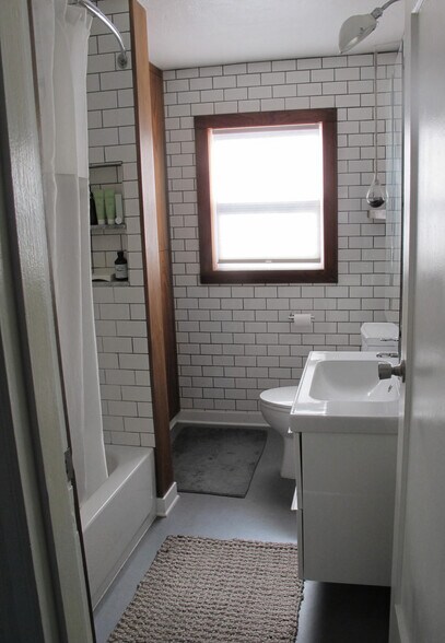 Bathroom - 5711 SE 67th Ave