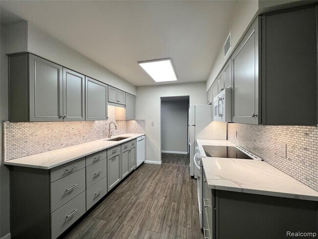 Building Photo - 521 E University Dr