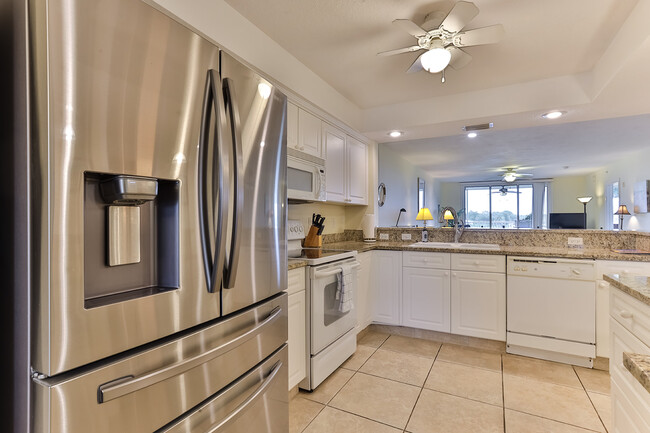 Fully stocked kitchen - 432 Bouchelle Dr