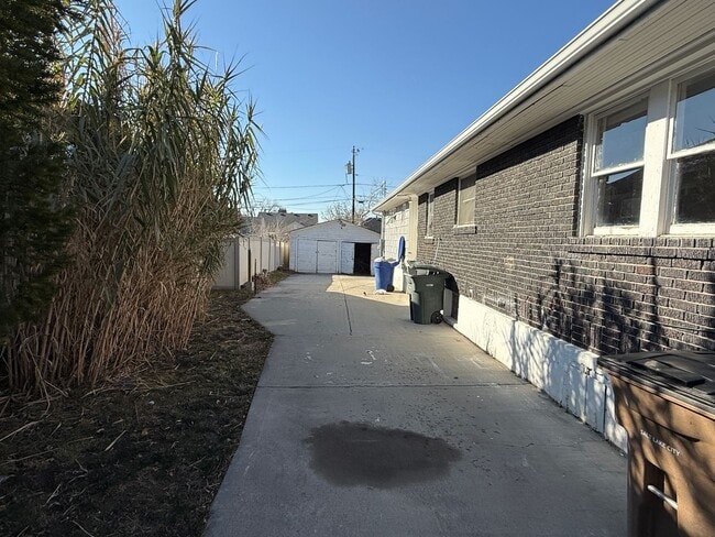 Building Photo - Beautiful 4 Bed, 3 Bath House; W/D Included; Fenced Yard; Wood Floors; and a Charming Style