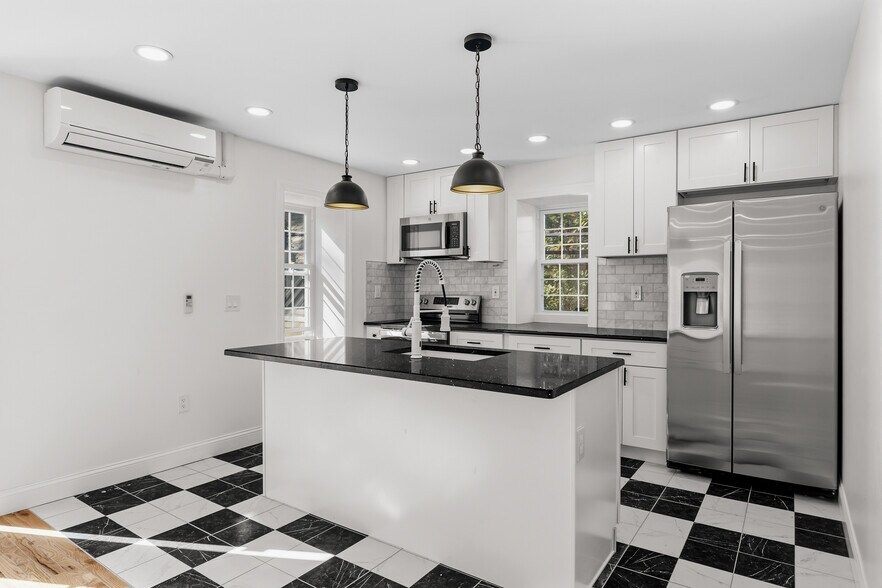 Building Photo - 131 W Walnut Ln