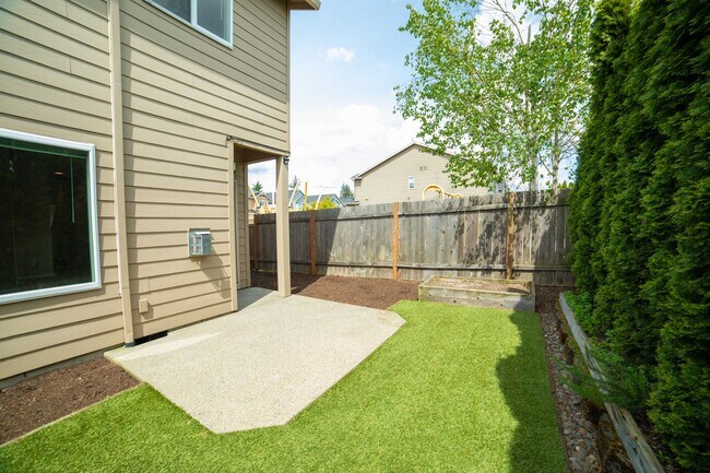 Building Photo - Newer Construction Townhome in Canby
