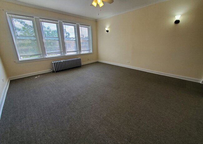 Building Photo - 3056 W Irving Park Rd
