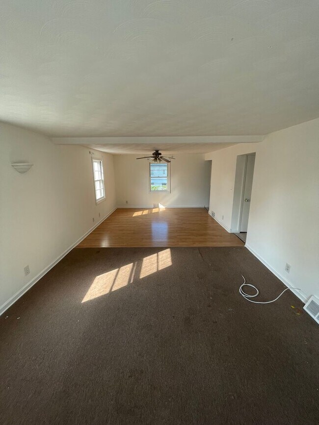 Building Photo - 281 Oakwood St