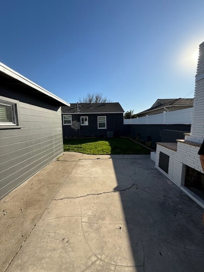 Building Photo - CHARMING REMODELED 3 BEDROOM / 2 BATH HOME