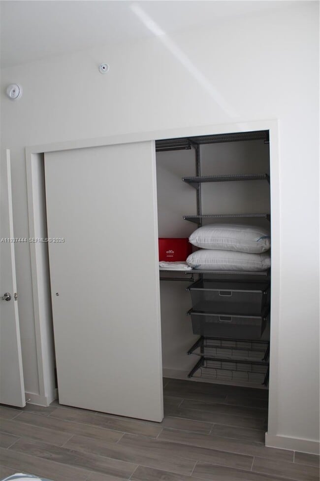 Building Photo - 999 SW 1st Ave