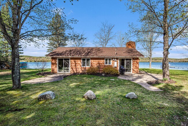 Building Photo - Fully Furnished Lakefront Home on Intermediate Lake – Available October 1, 2026 through May 27, 2027