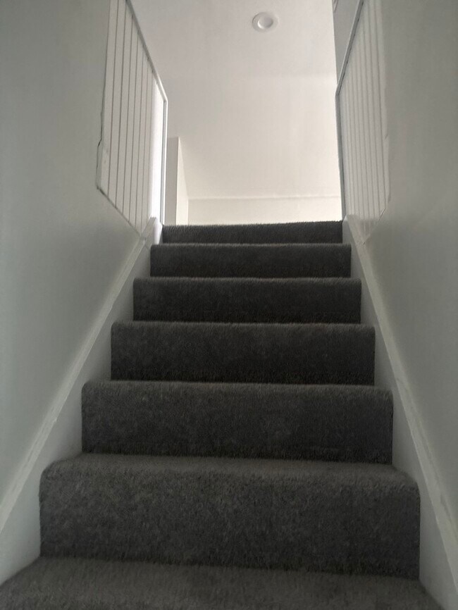 Building Photo - 4 bed 1 bath