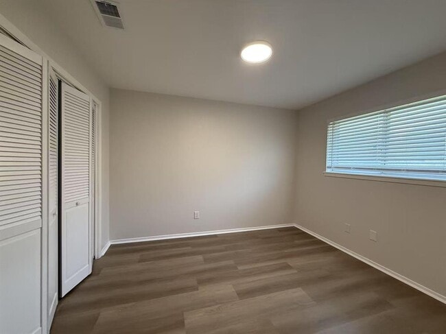 Building Photo - 1106 Oakwood Dr
