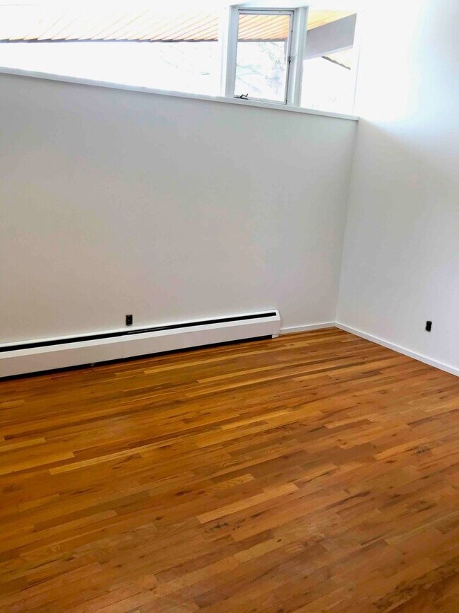 Building Photo - Beautiful SW Boulder MCM Home with Mountai...