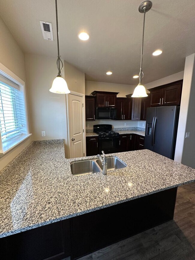 Building Photo - Charming Townhome