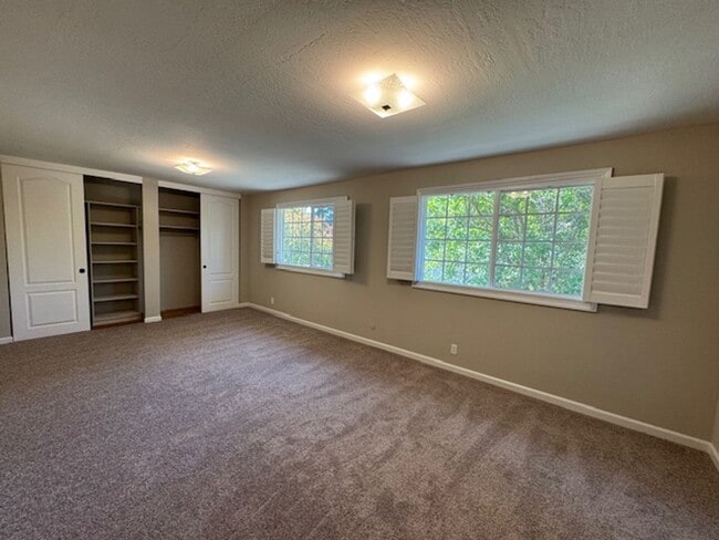 Building Photo - Gorgeous 2 story 5 bedroom home w/pool in ...