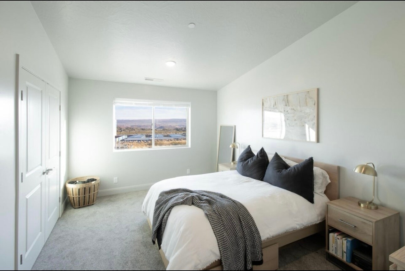 Building Photo - 128 N Lone Rock Dr