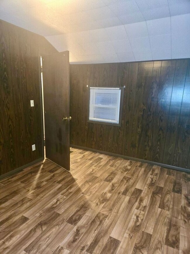 Building Photo - 2 bedroom home in Niles!!