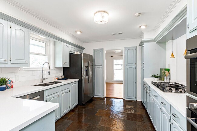 Building Photo - 4204 Pine Park Dr