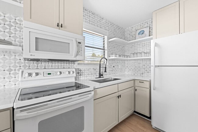 Building Photo - Cute fully furnished 1-Bedroom Codo in Sea...