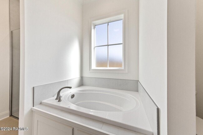 Building Photo - 128 Oak Village Dr