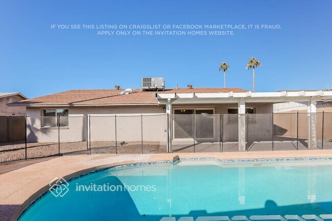 Building Photo - 2461 E Manhatton Dr