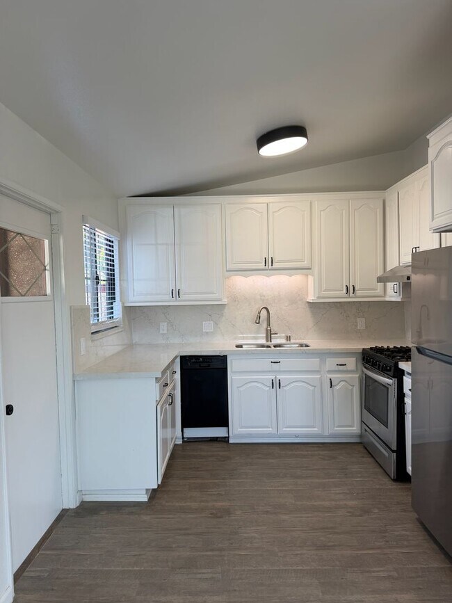 Building Photo - 2124 Hemlock Ave