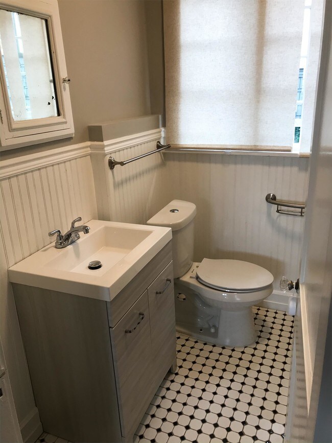 Building Photo - 819 29th St S