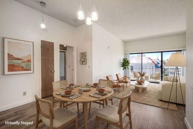 Building Photo - La Jolla Pines- Top Level 2 Bed/2 Ba Available Now!!