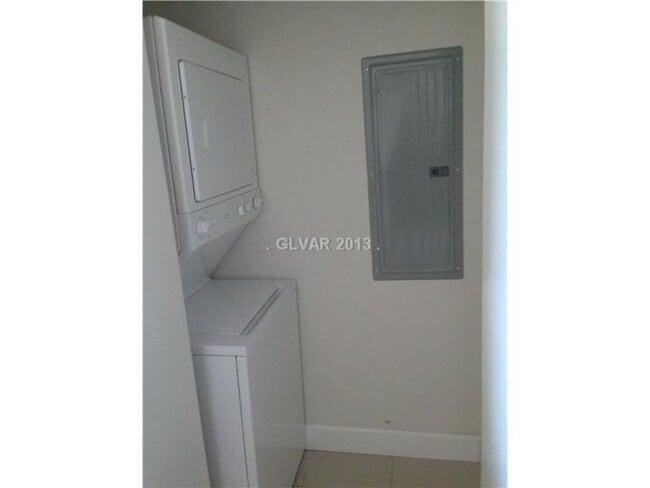 Building Photo - High Rise Unit with Strip Views