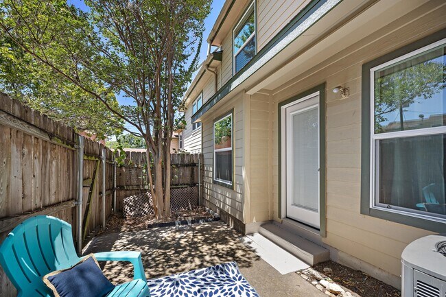 Building Photo - 907 E Oltorf St