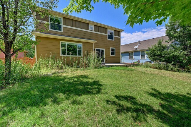 Building Photo - 5 bedroom, 4 bath home with 2 car attached garage