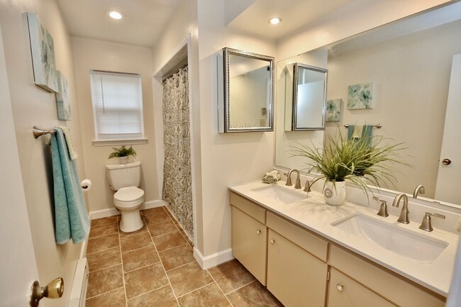 Building Photo - Waterfront Ranch Home - Excellent School Z...