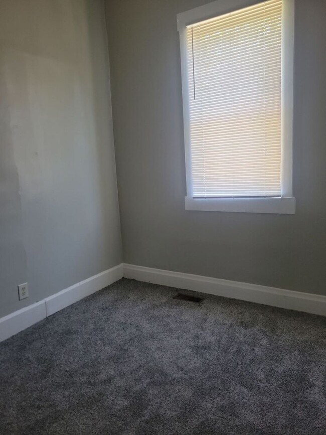 Building Photo - 2 Bed House w/ Ramp Access and Fenced in Back Yard + Walk In Shower