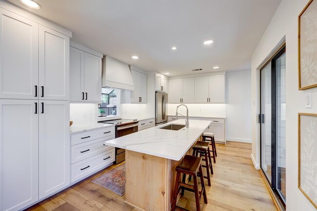 Building Photo - 5609 Courtyard Cove